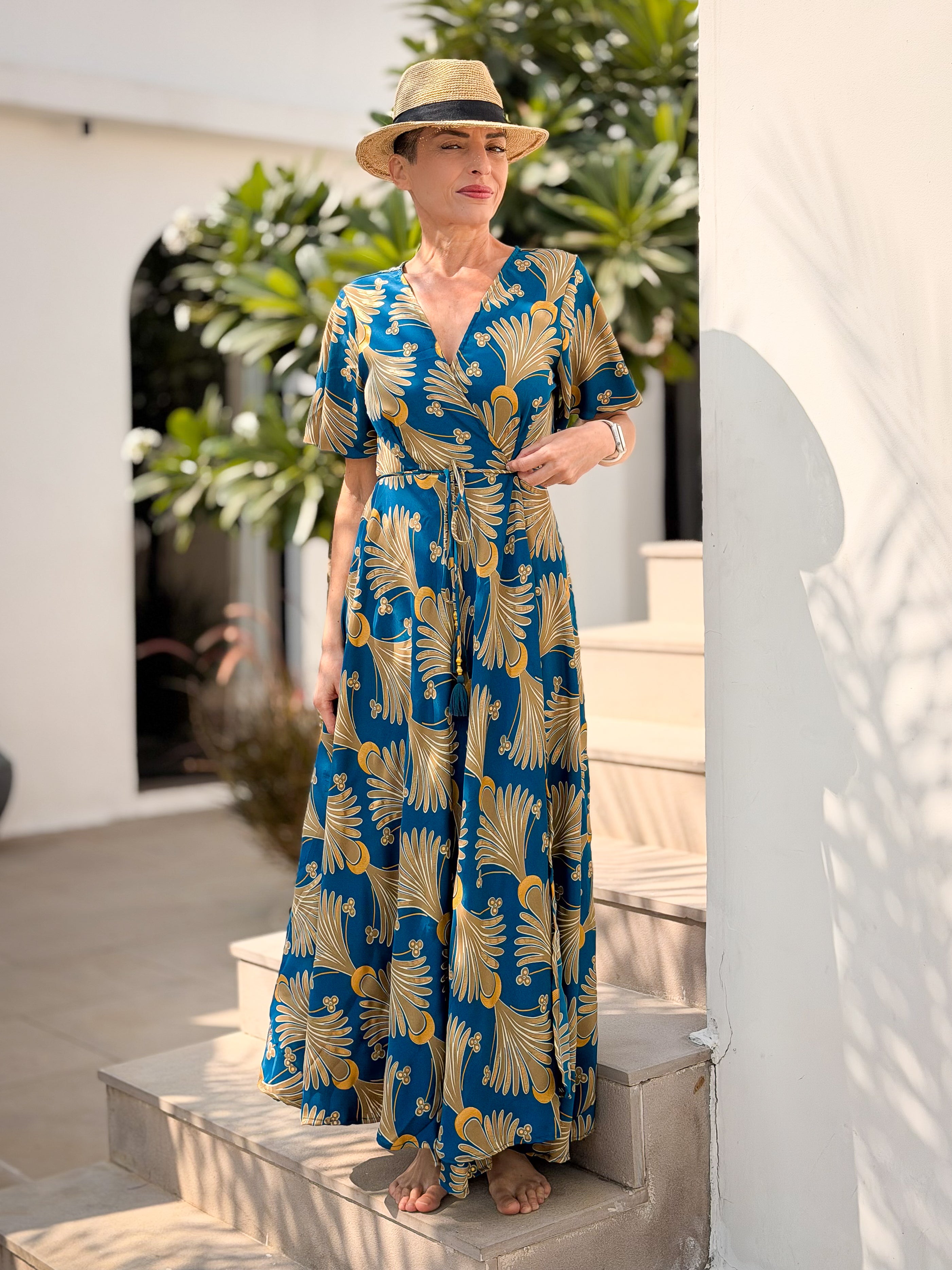 Robe portefeuille bohème en soie – manches courtes, décolleté V, coupe fluide