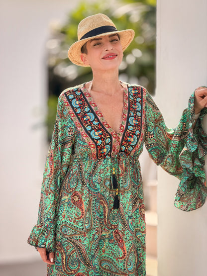 Robe bohème longue en soie – décolleté V et manches évasées