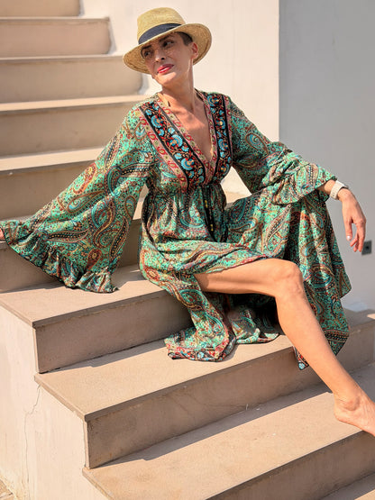 Robe bohème longue en soie – décolleté V et manches évasées