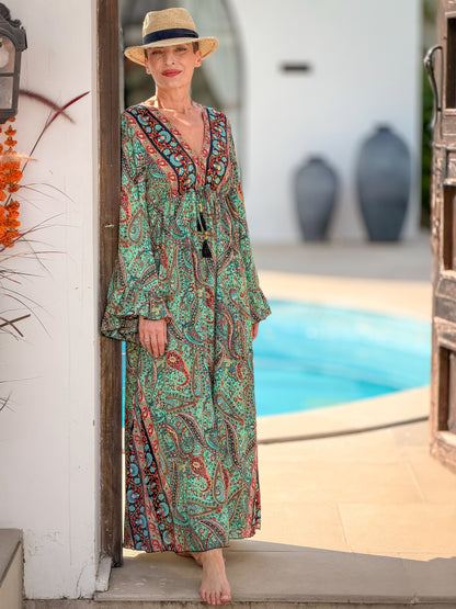 Robe bohème longue en soie – décolleté V et manches évasées