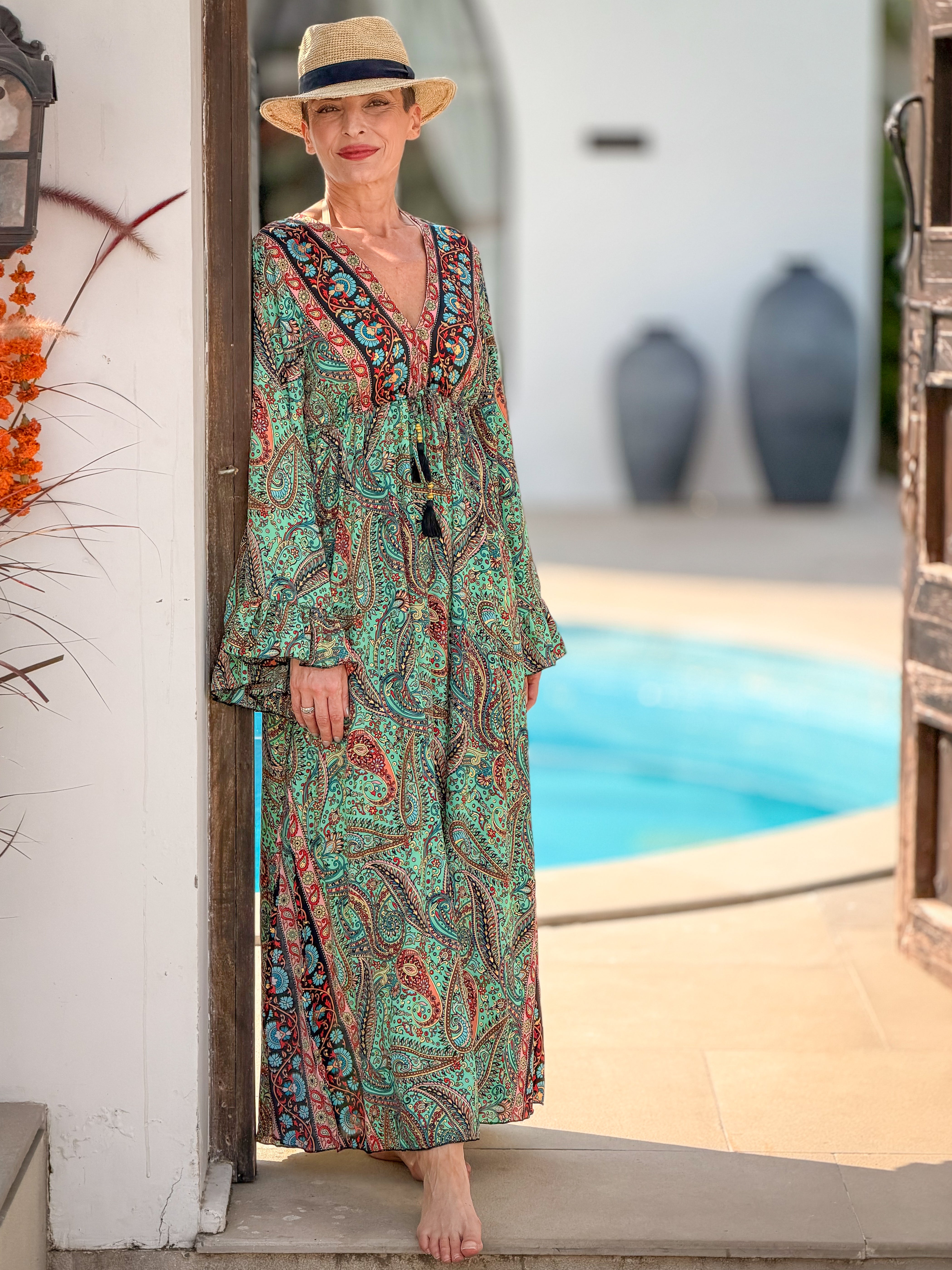 Robe bohème longue en soie – décolleté V et manches évasées