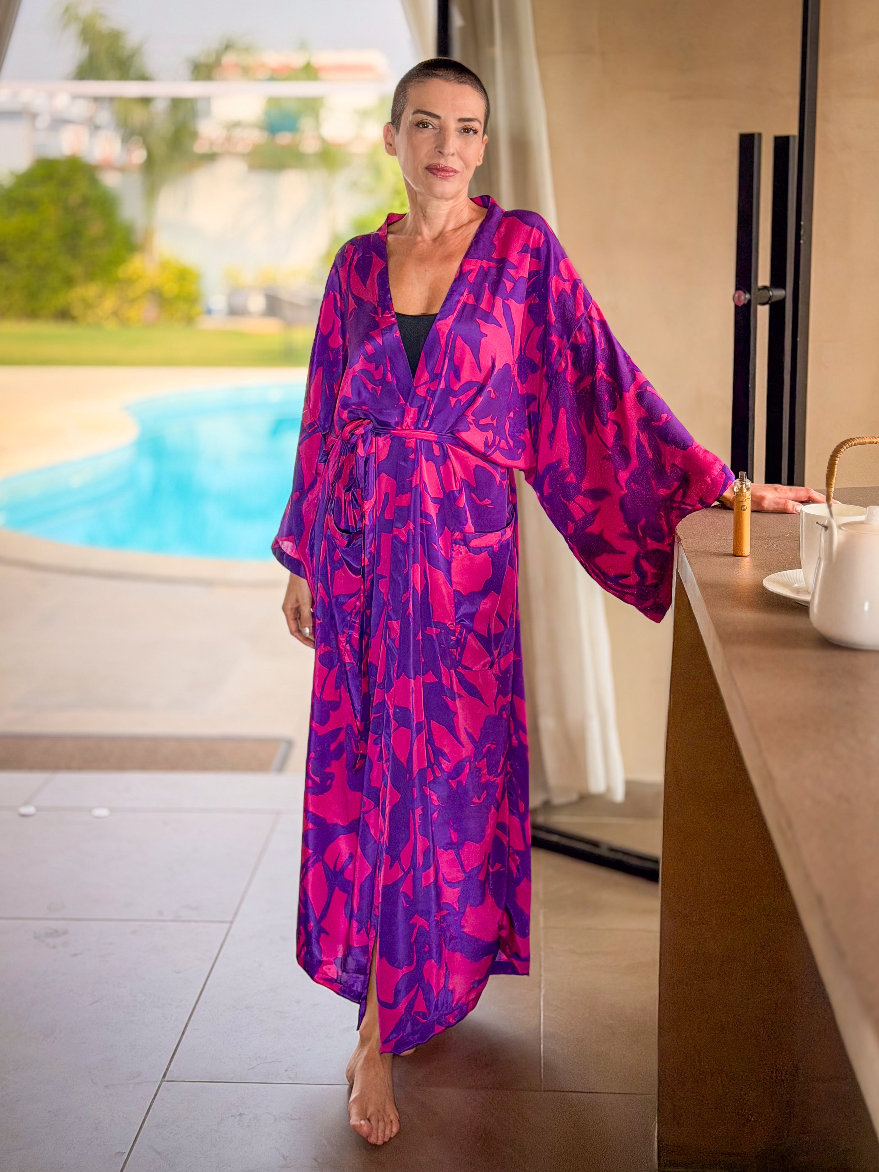 Kimono long en soie vintage  – robe d’intérieur ceinturée –  peignoir vintage en soie