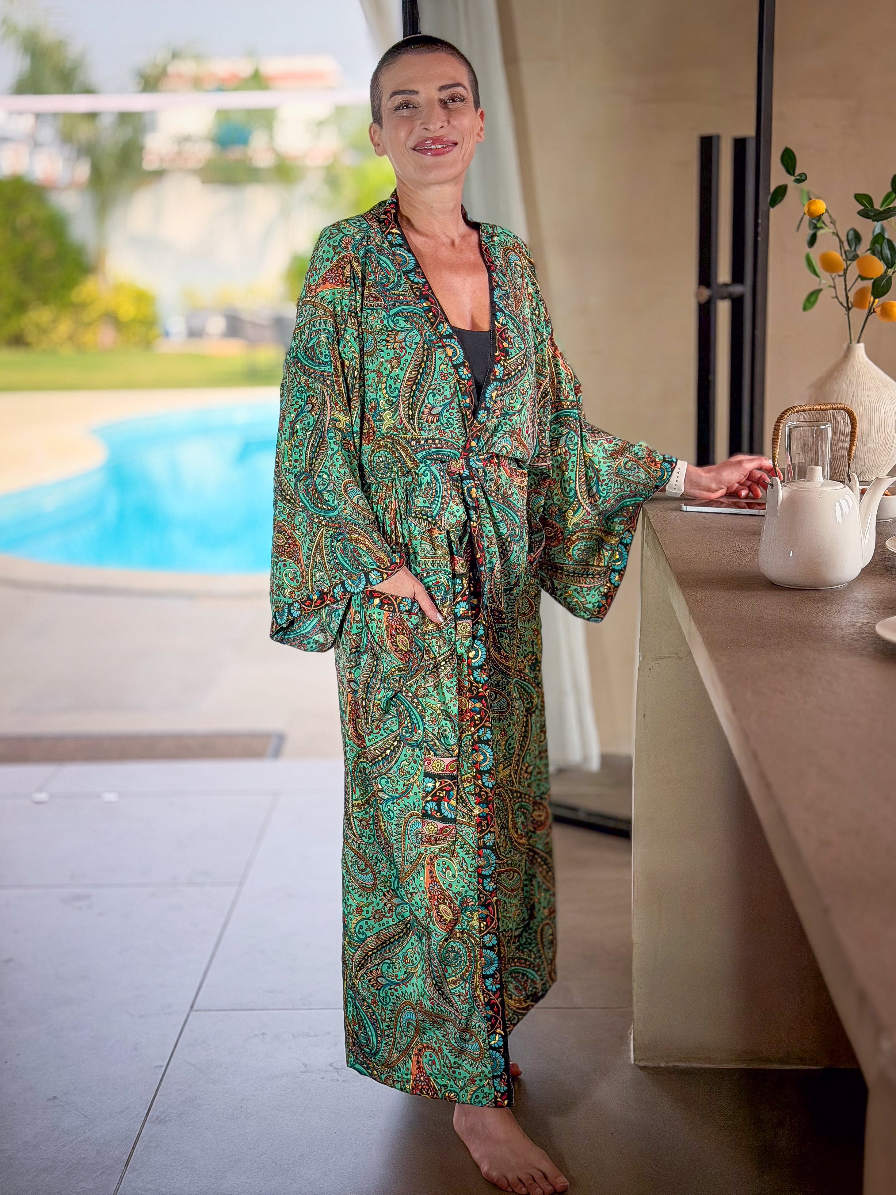 Kimono long en soie vintage  – robe d’intérieur ceinturée –  peignoir vintage en soie
