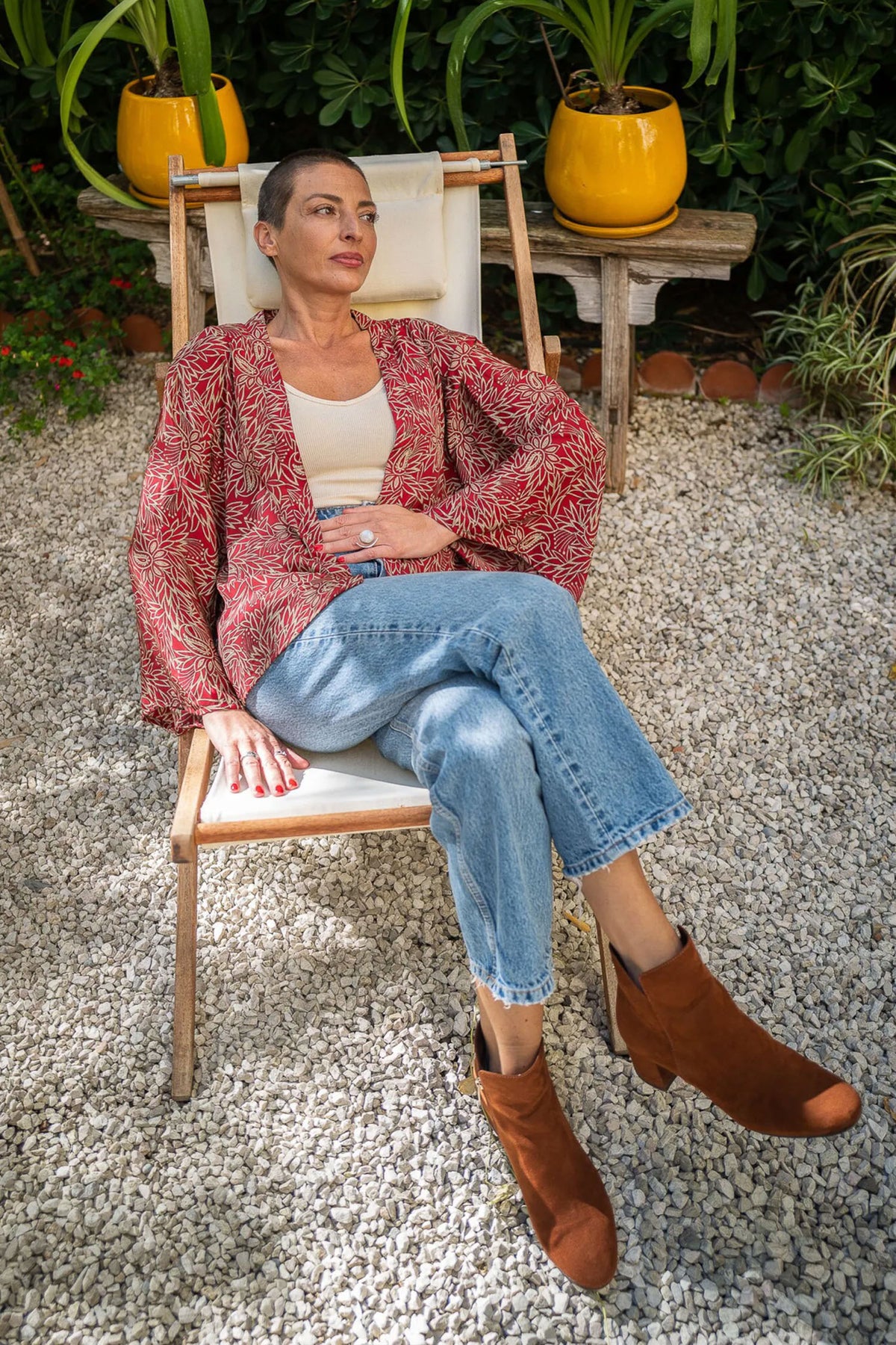 Red floral silk-blend kimono jacket worn open / Veste kimono rouge à fleurs en mélange de soie portée ouverte
