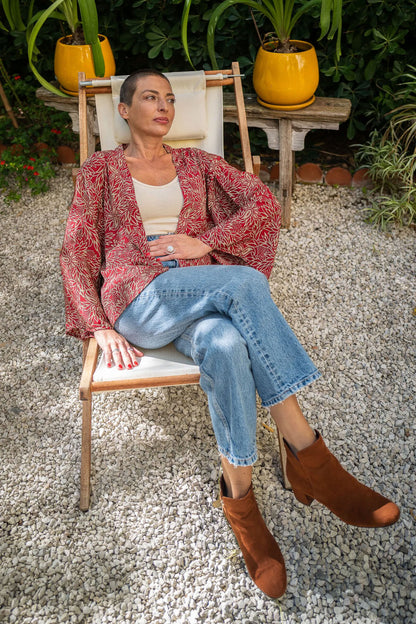 Red floral silk-blend kimono jacket worn open / Veste kimono rouge à fleurs en mélange de soie portée ouverte