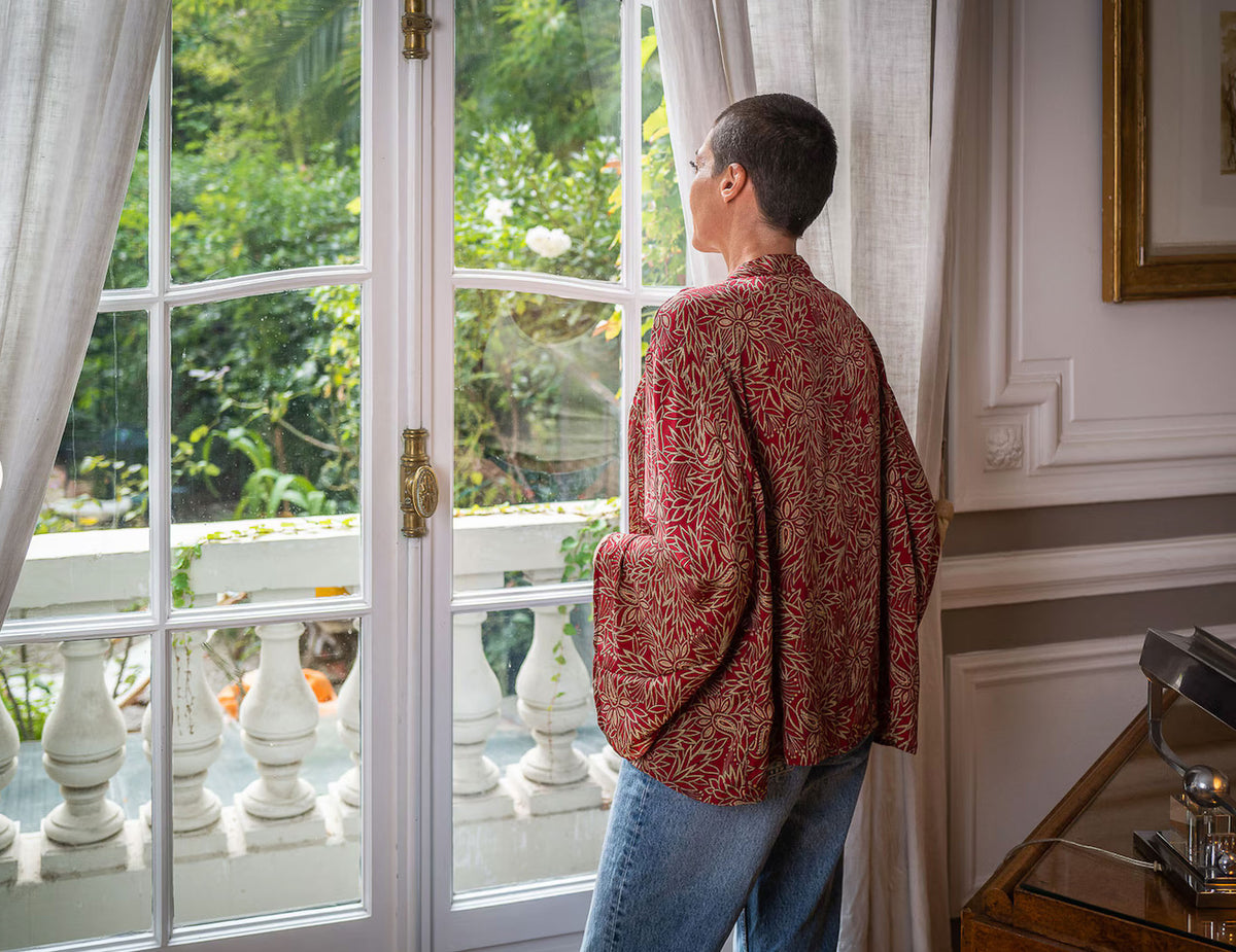 Back view of the red floral kimono jacket / Vue de dos de la veste kimono rouge à fleurs