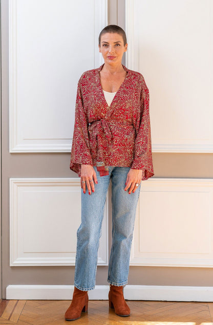 Red floral kimono jacket with matching belt / Veste kimono rouge à fleurs avec ceinture assortie