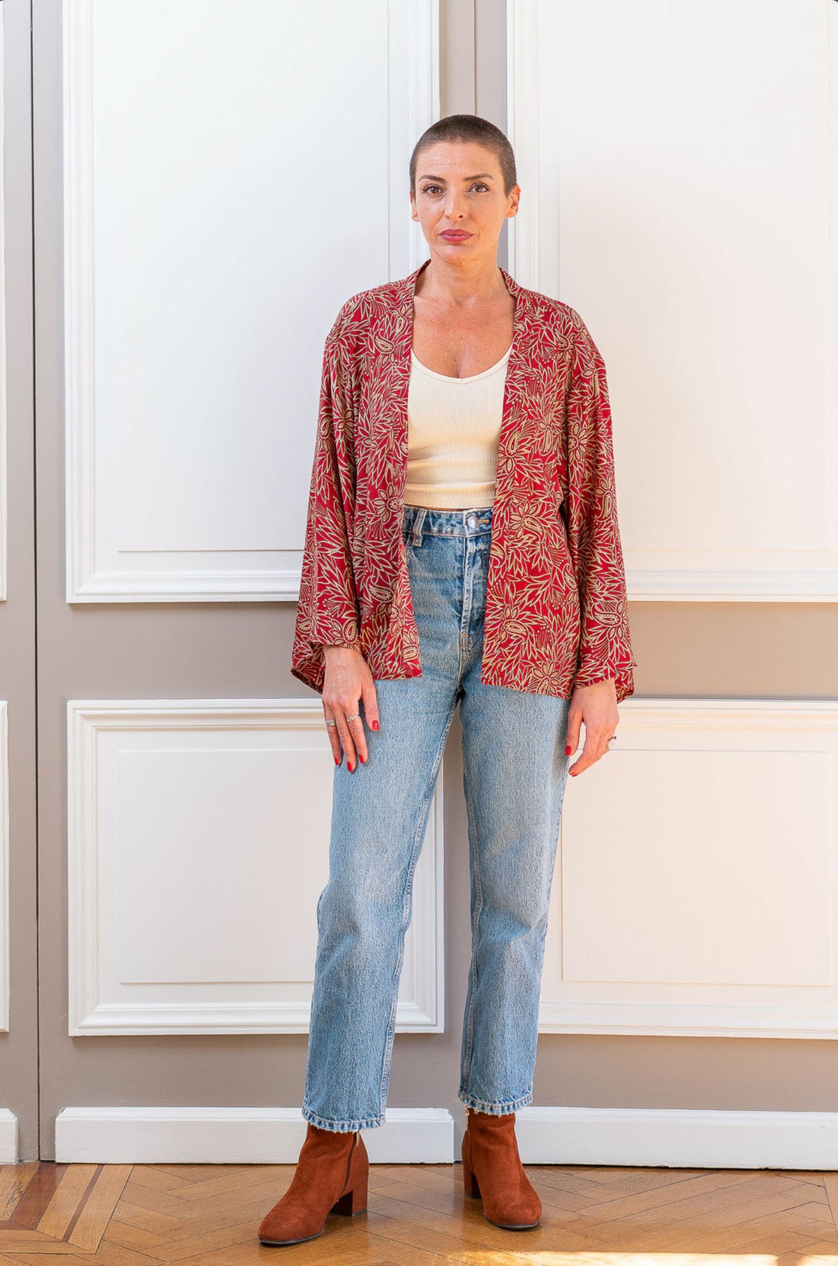 Red floral kimono jacket worn open, front view / Veste kimono rouge ouverte, vue de face