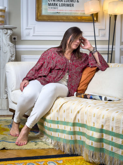 Plus size red floral kimono jacket, seated view / Veste kimono rouge grande taille, vue assise