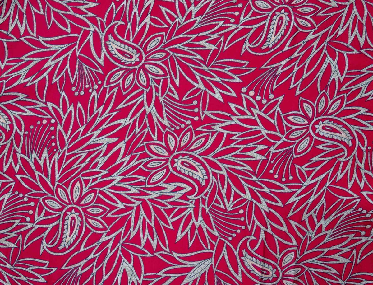 Close-up of the red floral print / Détail de l’imprimé floral rouge