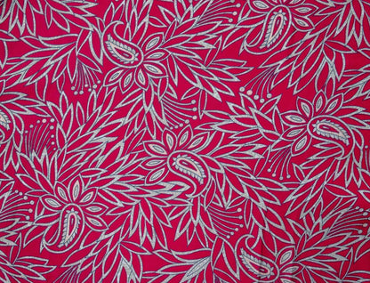 Close-up of the red floral print / Détail de l’imprimé floral rouge